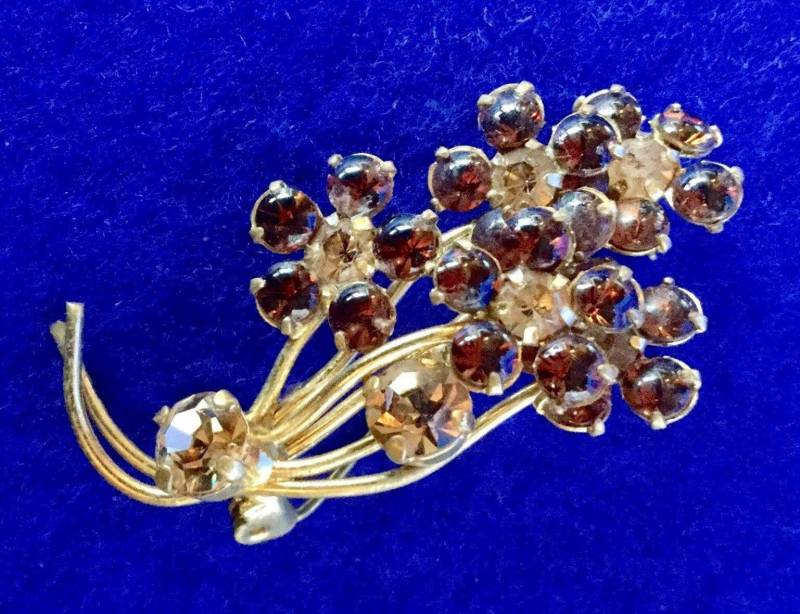 Wunderschöne 1950Er Jahre Vintage Brosche Kralle Set Tawny Glas & Citrine Strass Mit Blumen Spray Design in Goldfarbenem Metall von VintageTimeAfterTime