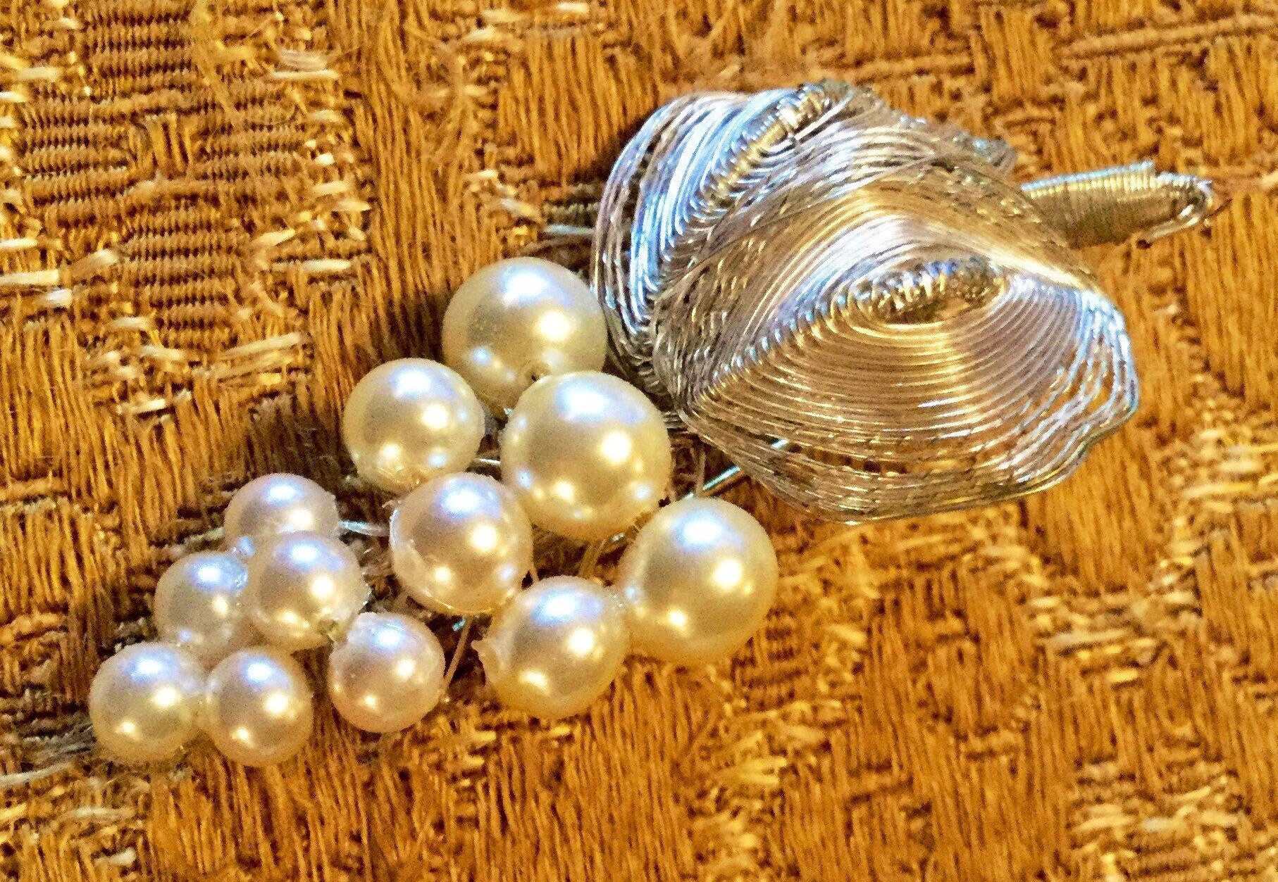 Zierliche 1970Er Jahre Vintage Handgemachte Brosche Aus Kunstperlen & Silberdraht Mit Weintrauben-Motiv von VintageTimeAfterTime