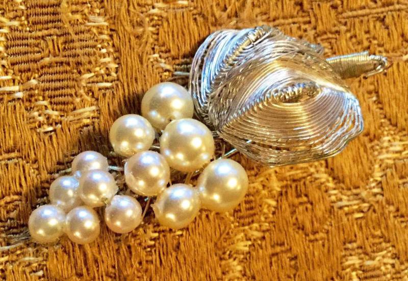 Zierliche 1970Er Jahre Vintage Handgemachte Brosche Aus Kunstperlen & Silberdraht Mit Weintrauben-Motiv von VintageTimeAfterTime