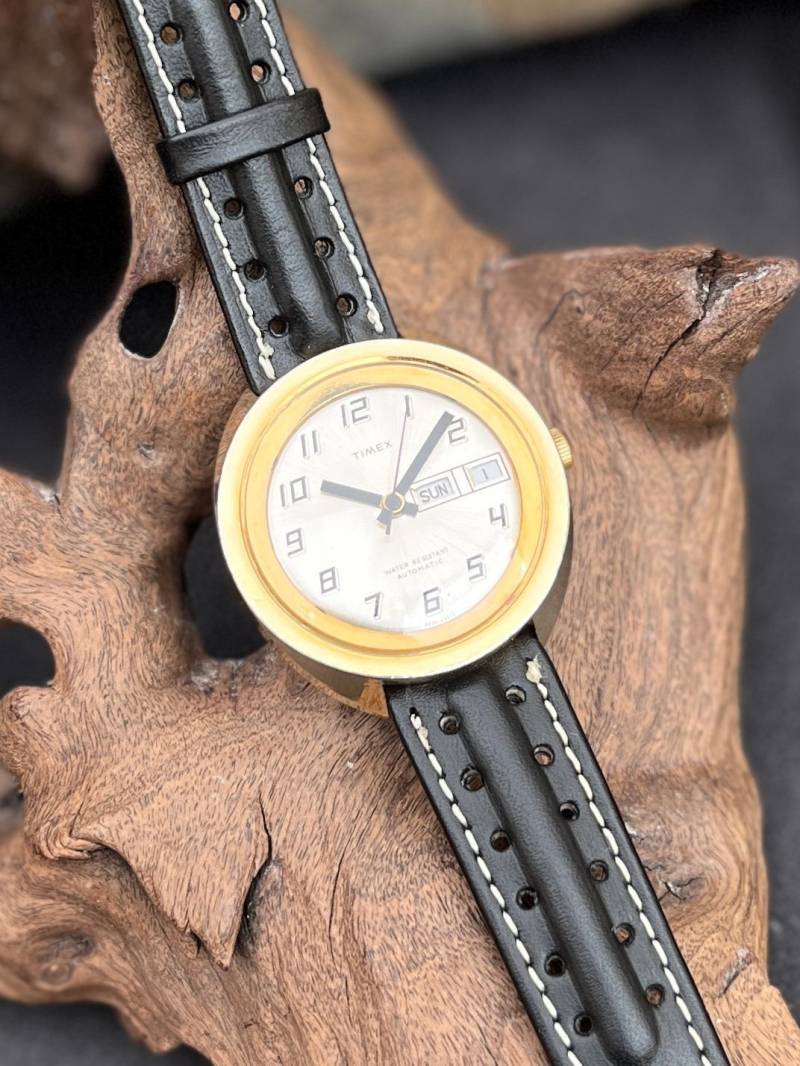 Große Timex Herren Retro Uhr 1974 Silbernes Zifferblatt Komplett Mit Tag & Datum Fenster Automatikwerk von VintageTimexTime