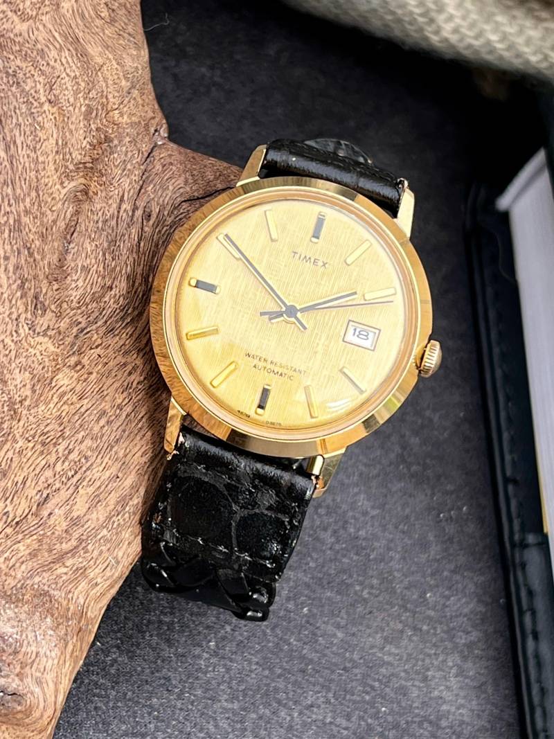 Timex Viscount Herren Retro Uhr 1975 Gold Datumsfenster Zifferblatt Automatik Uhrwerk von VintageTimexTime