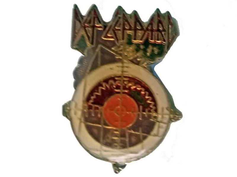 Vintage Def Leppard Pyromania Emaille Pin Anstecker Vintage Def Leppard Pyromania Emaille Pin Anstecker von VintageTrafficUSA