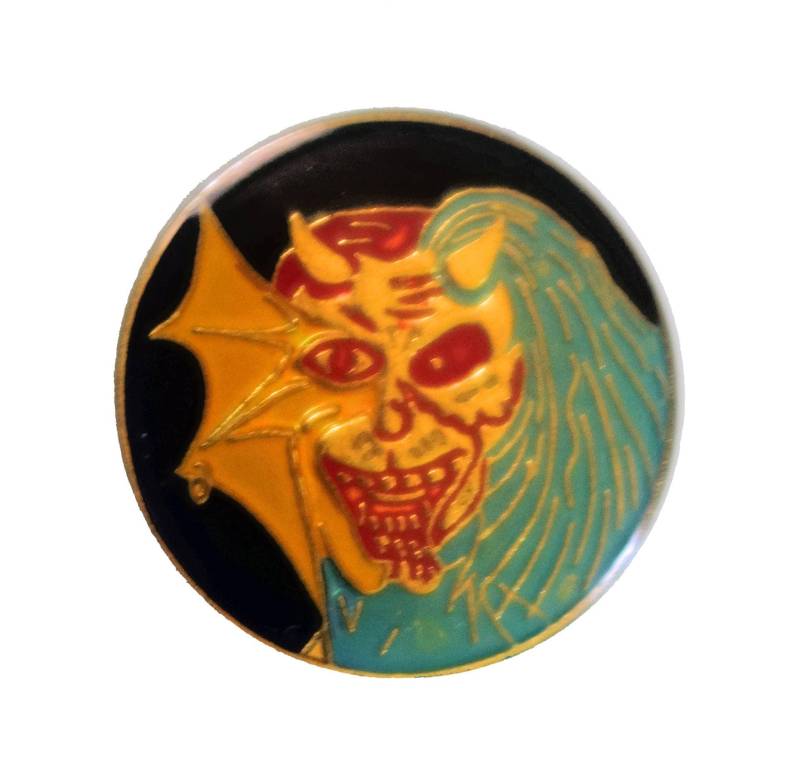 Iron Maiden Fegefeuer Vintage Emaille Pin Anstecknadel Eddie Schwer Metal Thrash Pinback Iron Maiden Fegefeuer Vintage Emaille Pin Anstecknadel Eddie Schwer Metal Thrash Pinback von VintageTrafficUSA