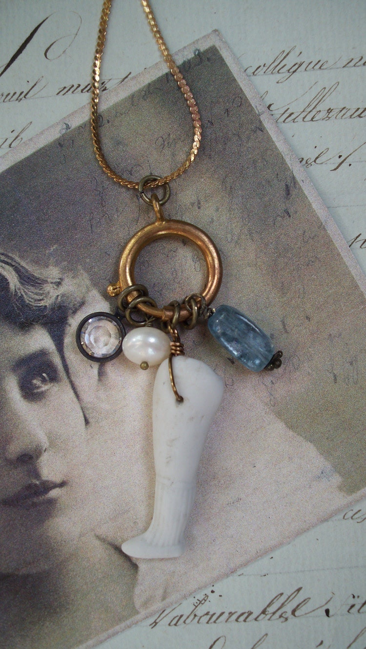 A Bein Zu Stehen Auf Valentinsgeschenk Charmehalskette - Vintage-Charme Antike Halskette Messing Art A Bein Zu Stehen Auf Valentinsgeschenk Charmehalskette - Vintage-Charme Antike Halskette Messing Art von VintageTraveler