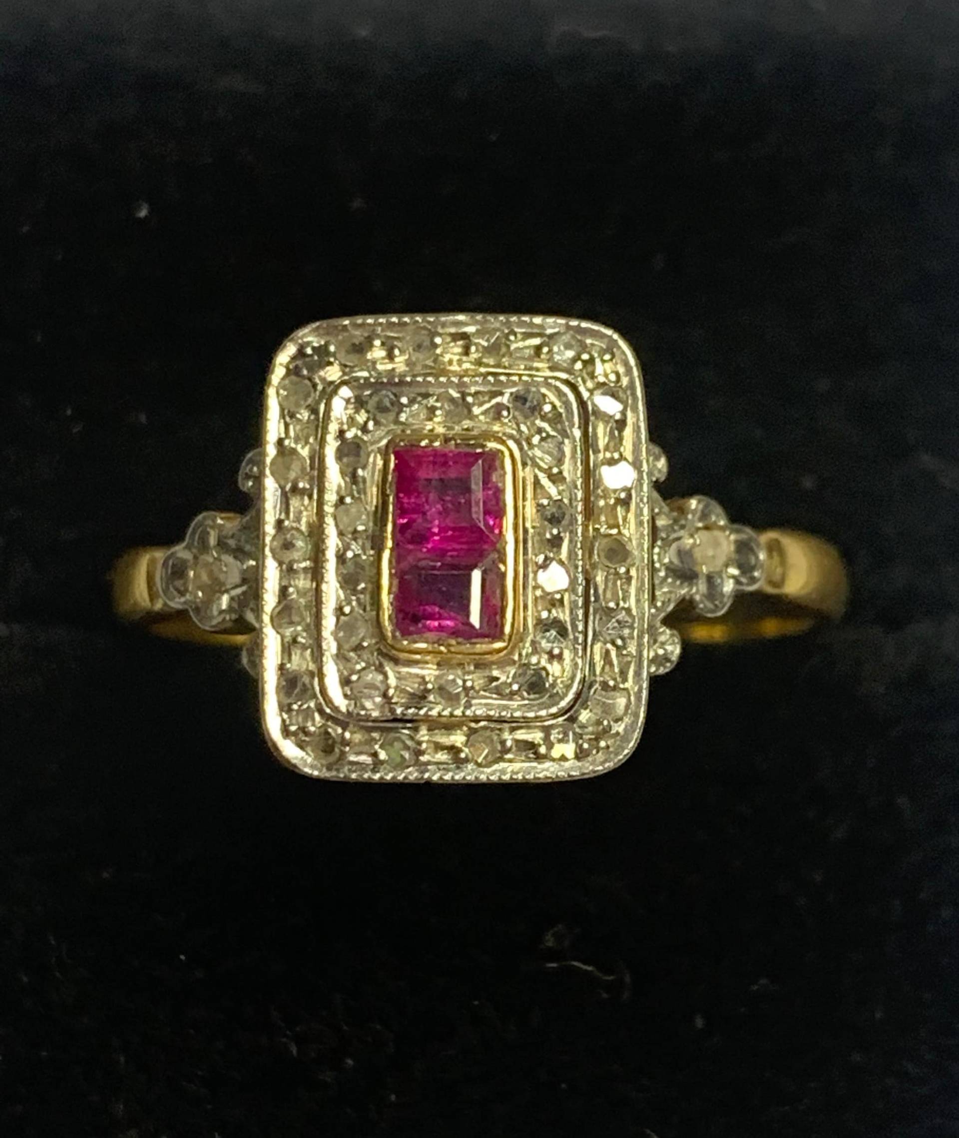 Uralter Edler Ring Aus Weiß - Und Gelbgold Mit Rubinen Uralter Edler Ring Aus Weiß - Und Gelbgold Mit Rubinen von VintageUniqueJewels