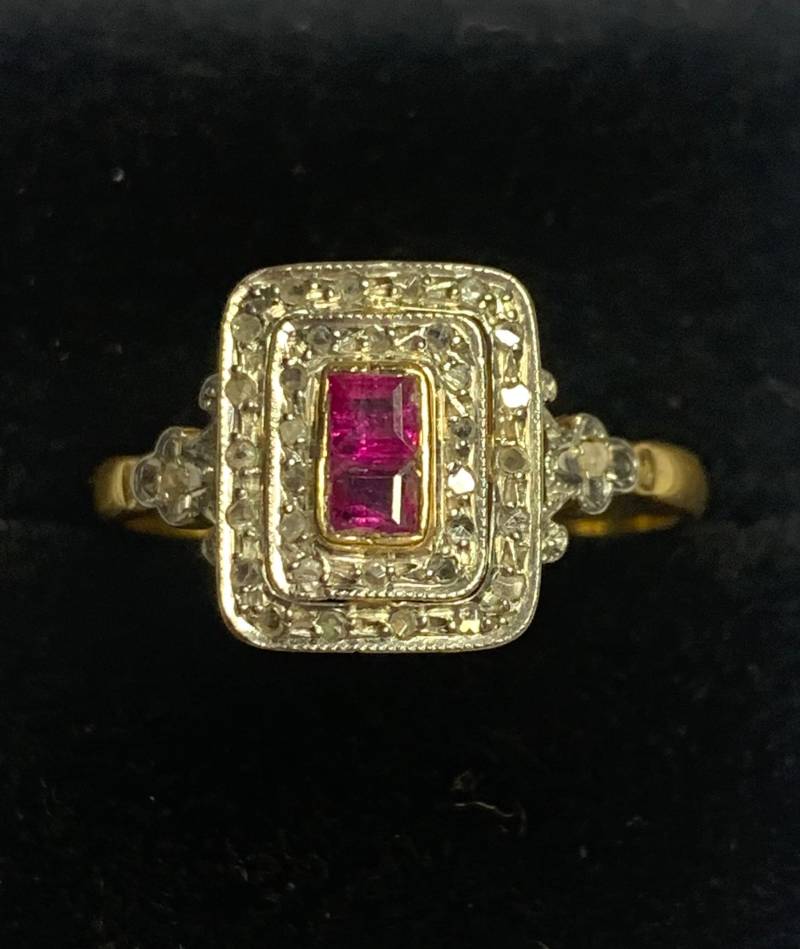 Uralter Edler Ring Aus Weiß - Und Gelbgold Mit Rubinen von VintageUniqueJewels