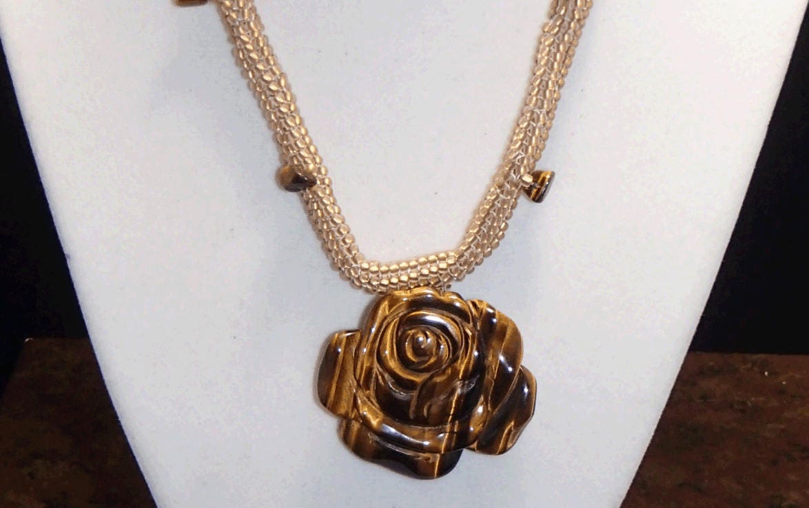 Tiger Eye Geschnitzte Rose Anhänger Perlenkette Goldlinie Mattierten Toho Perlen Röhrenförmigen Chevron Kette Edelstein-Chips Mit Tiger Eye Geschnitzte Rose Anhänger Perlenkette Goldlinie Mattierten Toho Perlen Röhrenförmigen Chevron Kette Edelstein-Chips Mit von VintageUpcyclers