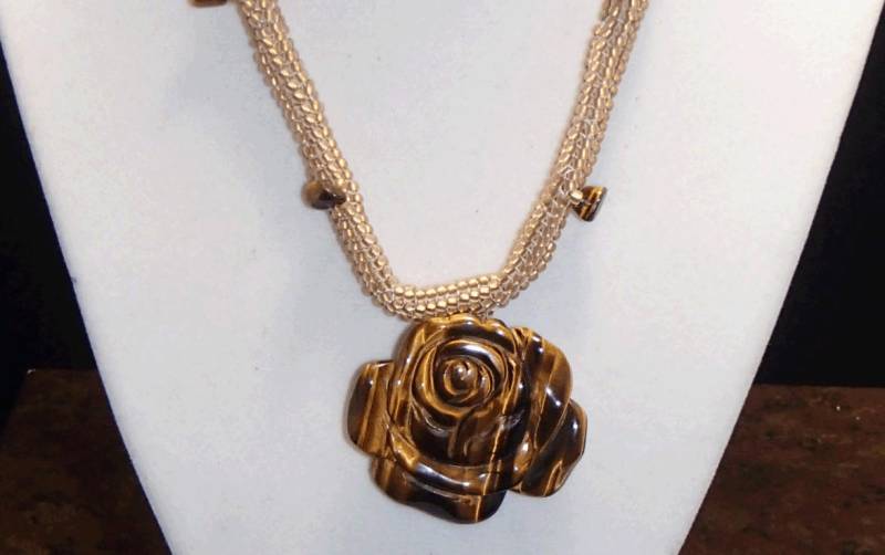 Tiger Eye Geschnitzte Rose Anhänger Perlenkette Goldlinie Mattierten Toho Perlen Röhrenförmigen Chevron Kette Edelstein-Chips Mit Tiger Eye Geschnitzte Rose Anhänger Perlenkette Goldlinie Mattierten Toho Perlen Röhrenförmigen Chevron Kette Edelstein-Chips Mit von VintageUpcyclers