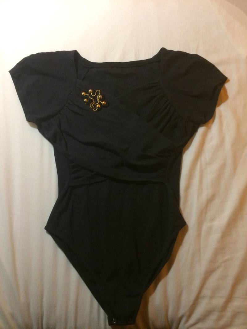 1980Er Kurzarm-Cross-Panel-Schwarz-Body Mit Aufgenähter Goldperlendekoration von VintageVST