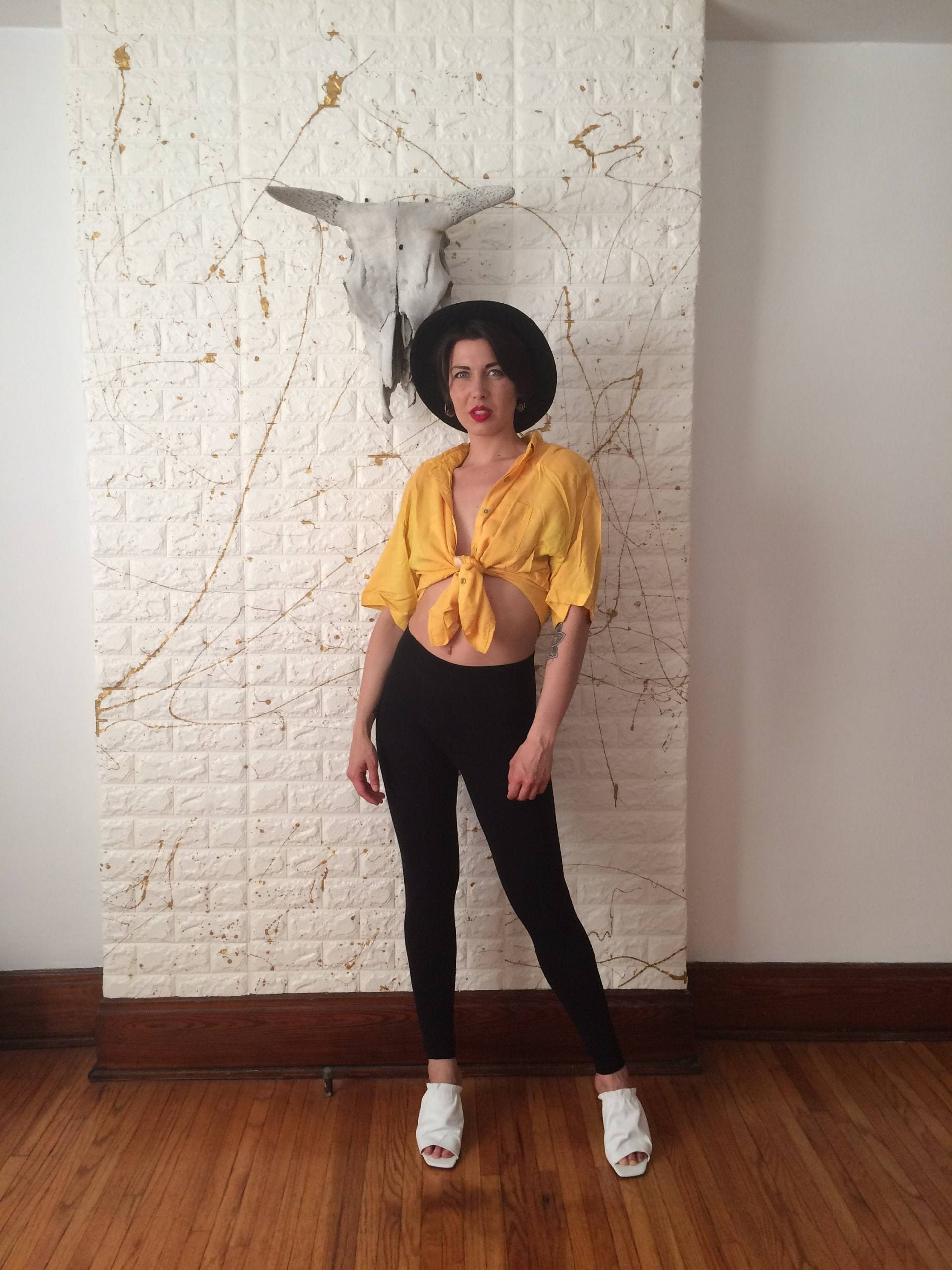 Vintage 80Er Jahre Grundlegende Essentials Kurzarm Gelb Button Up Krawatte Top Mit Schulterpolster Größe Groß von VintageVanShop