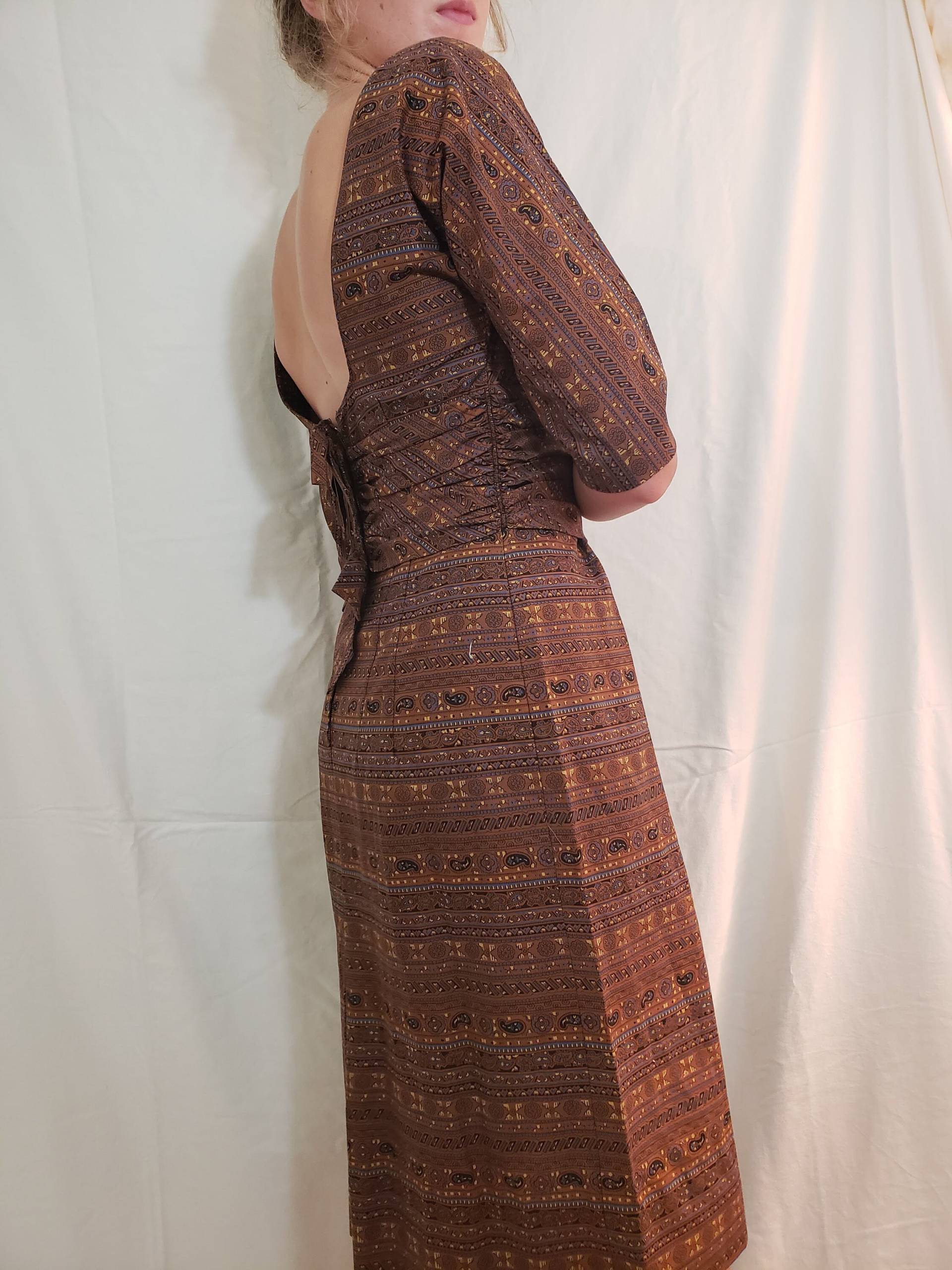 Jahrgang 1950Er/60Er Jahren Rückenausschnitt "Jr Flair" Braun Gestreiften Paisley Gemusterten Niedrig Knie-Länge-Bleistift-Kleid - Größe 4 Medium Jahrgang 1950Er/60Er Jahren Rückenausschnitt "Jr Flair" Braun Gestreiften Paisley Gemusterten Niedrig Knie-Länge-Bleistift-Kleid - Größe 4 Medium von VintageVenturez