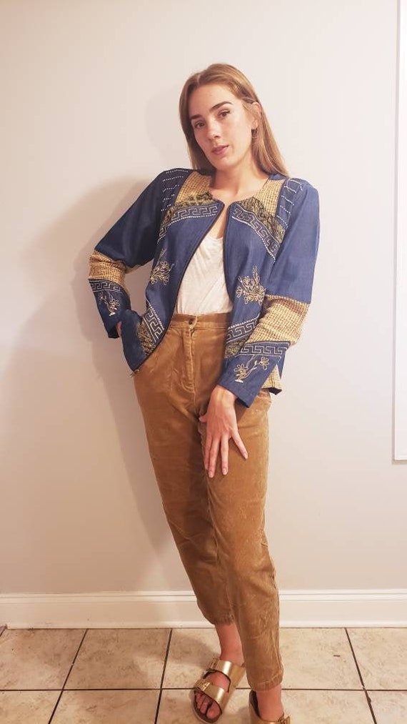 Vintage 1980Er/90Er Jahre Blair Boutique Leichte Zip Up Bestickt Und Perlen Denim JackeGröße Groß Vintage 1980Er/90Er Jahre Blair Boutique Leichte Zip Up Bestickt Und Perlen Denim JackeGröße Groß von VintageVenturez