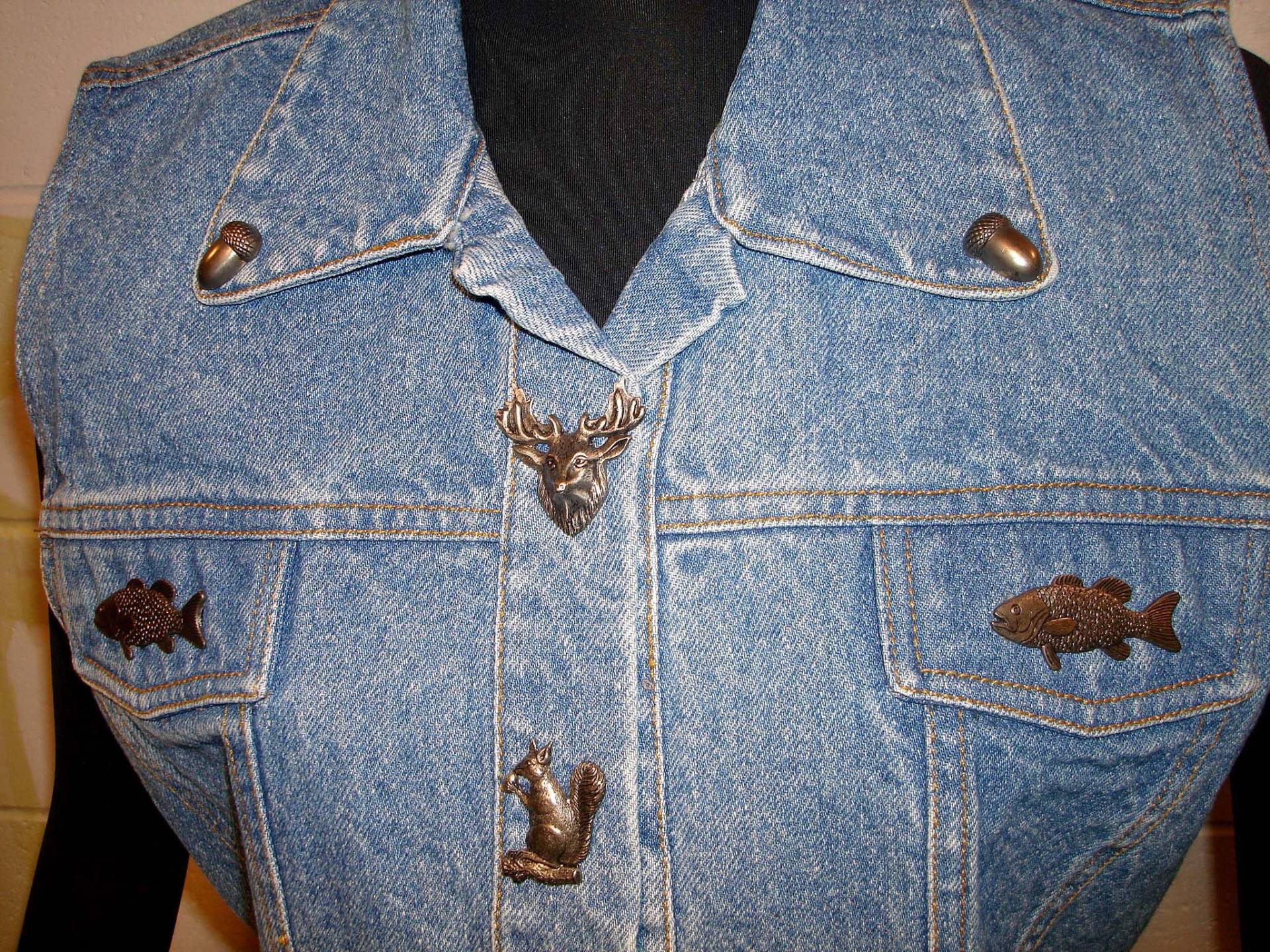 Vintage 90Er Jahre Jeans Weste 3D Figur Knöpfe Reh Eichhörnchen Fisch Wolf Fuchs Gr. L von VintageVibeObsession
