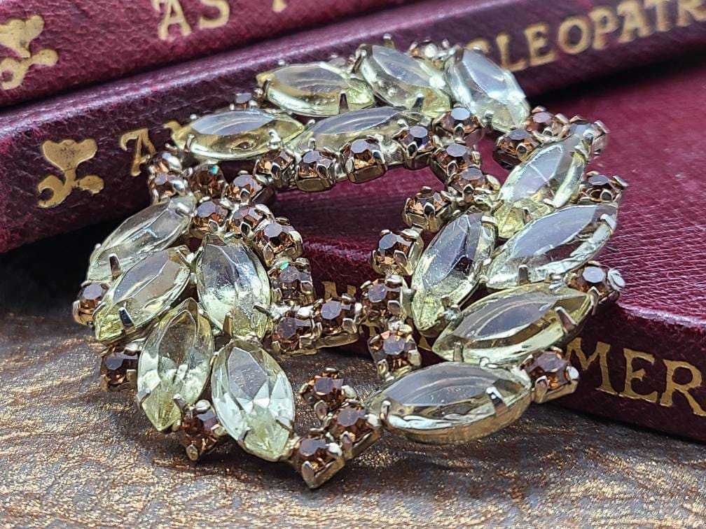 Atemberaubende Vintage Hellgelb & Bernstein Oder Topas Glas Strass Kranz Brosche Silberfarbene Open-Back Zacken-Set Unsigned 5 cm Atemberaubende Vintage Hellgelb & Bernstein Oder Topas Glas Strass Kranz Brosche Silberfarbene Open-Back Zacken-Set Unsigned 5 cm von VintageVillageGems