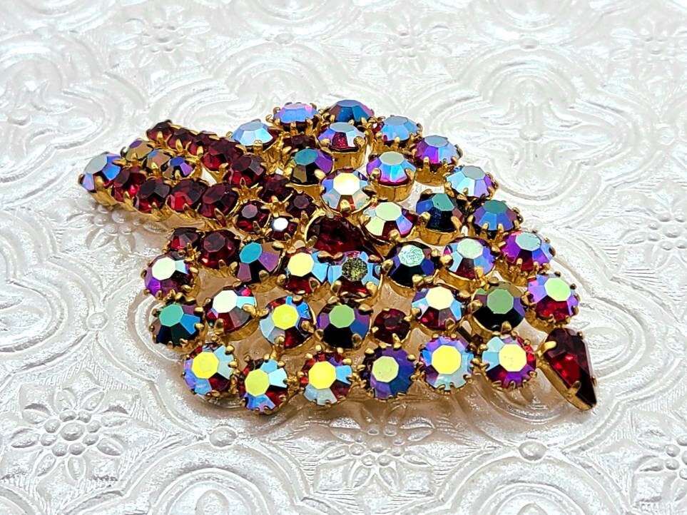 Atemberaubende Vintage Rot & Aurora Borealis Strass Austria Signiert Riesige Blatt Brosche Zacken-Set Gold-Ton von VintageVillageGems