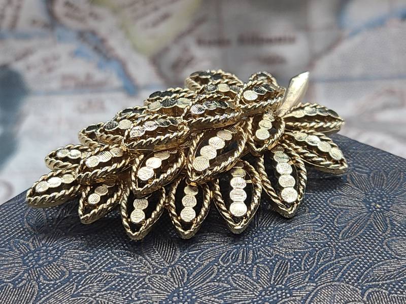 Capri Signierte Vintage Gold-Ton Geätzte Blatt Brosche Multidimensional Design von VintageVillageGems