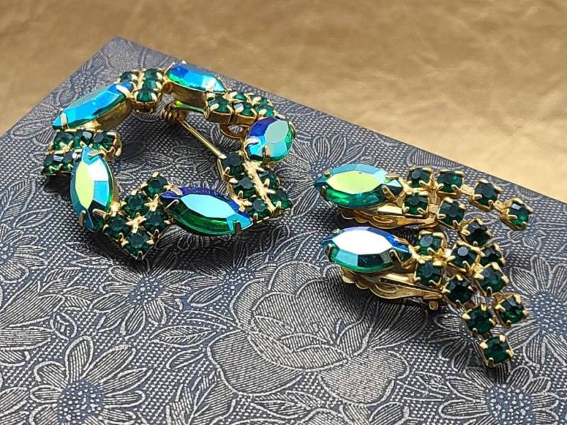 Herrlich Vintage Grün Aurora Borealis Marquis Strass Kranz Brosche Pin Und Clip-On Baumeln Ohrringe Set Gold-Ton Zacken-Set Unsigned von VintageVillageGems