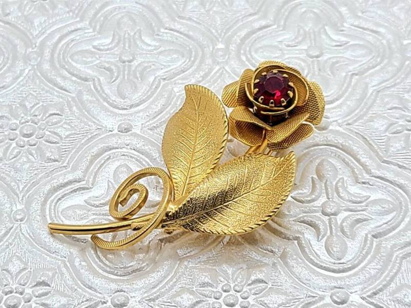 Herrlich Vintage Rund Geschnitten Rot Strass Rose Stengel Brosche Zacken-Set Texturiert Gold-Ton Unsigned 5 cm von VintageVillageGems