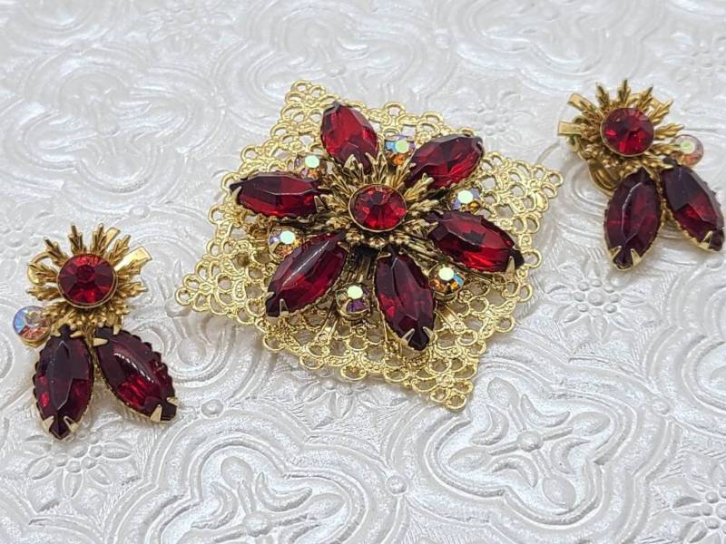 Vintage Beau Jewels Rot Aurora Borealis Strass Floral Filigran Brosche & Ohrringe Gold Ton Zacken Set Unsigned Gorgeous von VintageVillageGems