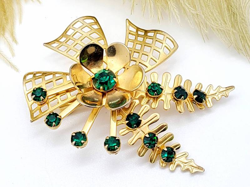 Vintage Blumen Spray Bouquet Smaragd-Grün Strass Brosche Pin Weave Gold-Ton Unsigned 5 cm von VintageVillageGems