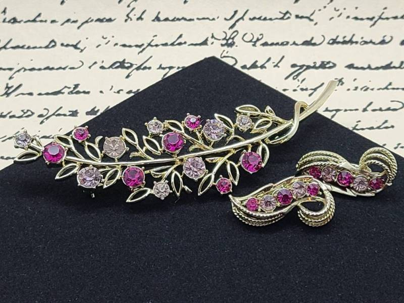 Vintage Coro Signiert Rosa Strass Floral Vine Zweig Brosche Pin 10 Und Clip-On Ohrringe Gold-Ton Zacken-Set Signed von VintageVillageGems