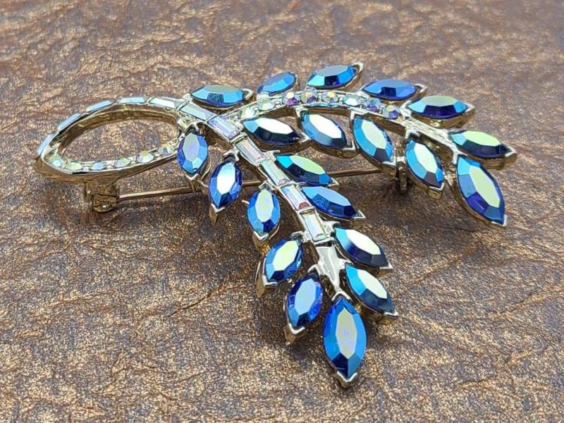 Vintage Dodds Blue Aurora Borealis Open Back Marquis & Baguette Strass Schleife Zweig Blatt Brosche Pin Silberfarbene 6 cm Signiert von VintageVillageGems