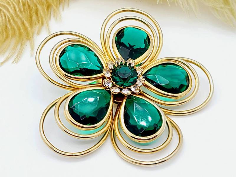 Vintage Große 3D Blume Grün & Klar Strass Layered Swirl Brosche Zacken-Set Gold-Ton Unsigned 2.5" von VintageVillageGems