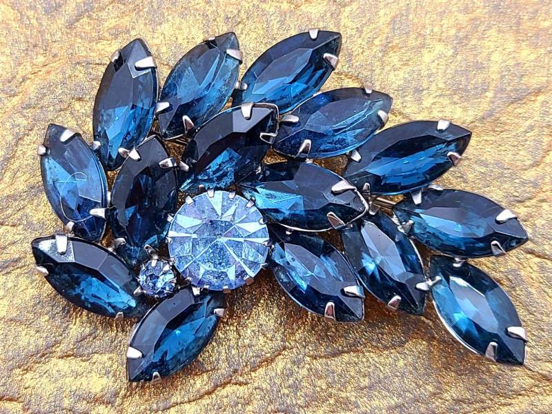 Vintage Juliana Style Tiefblauer Strass-Blatt - Oder Feder-Stil Brosche Pin Silberfarbener Zacken-Set Unsigned 2, 25 " von VintageVillageGems