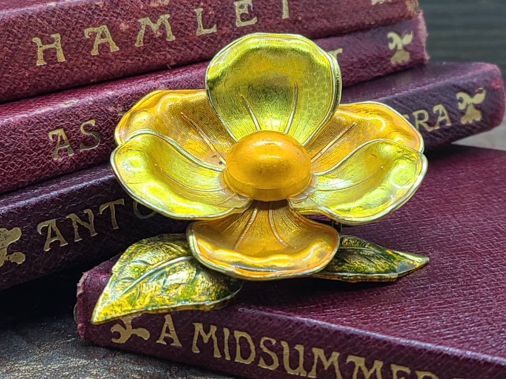 Vintage Made in Germany Gelb Und Orange Irisierende Emaille 3D Blume Mit Blätter Brosche 6 cm Signiert Vintage Made in Germany Gelb Und Orange Irisierende Emaille 3D Blume Mit Blätter Brosche 6 cm Signiert von VintageVillageGems