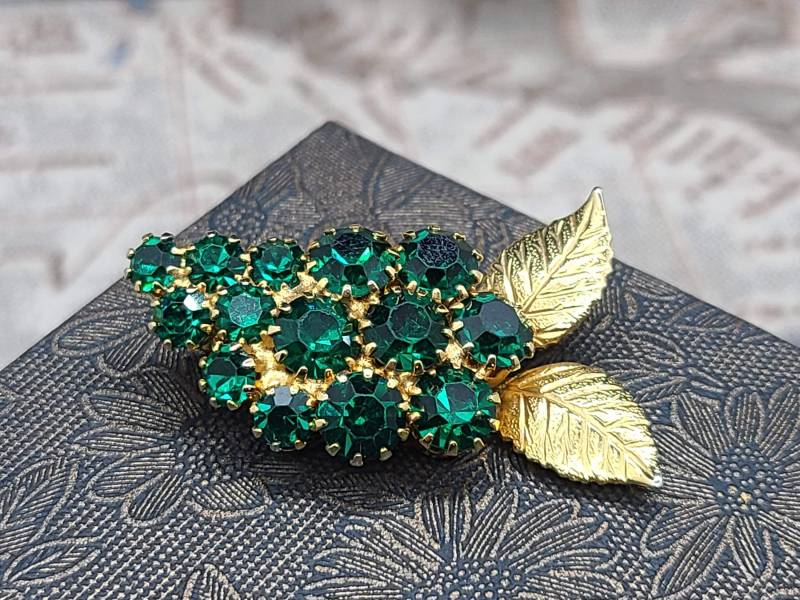 Vintage Smaragdgrüne Strass Trauben Cluster Brosche Pin Zacken-Set Gold-Ton von VintageVillageGems