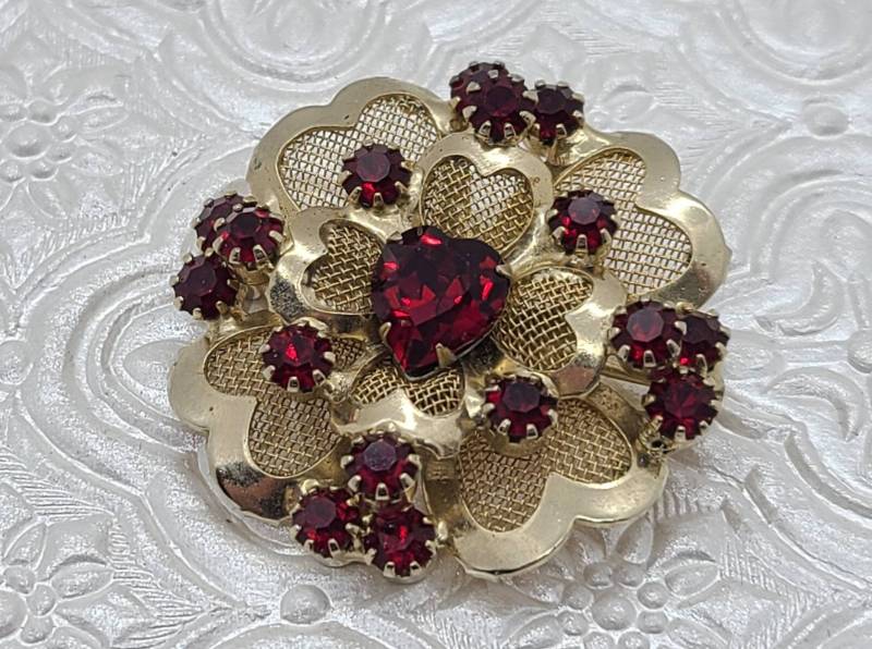 Vintage Zierliche Red Herz Strass Mesh Blume Brosche Pin Zacken-Set Gold-Ton Unsigned von VintageVillageGems
