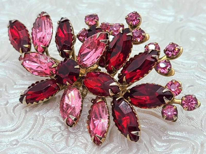 Wunderschöne Beau Jewels Rot Und Rosa Strass Vintage Floral Zweig Brosche Pin Gold-Ton Zacken-Set Unsigned von VintageVillageGems