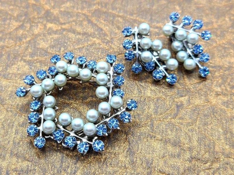 Wunderschöne Unsignierte Faux Perle Und Baby Blau Zacken-Set Strass Blumen Kranz Brosche Pin Clip-On Ohrringe Set in Silber-Ton von VintageVillageGems