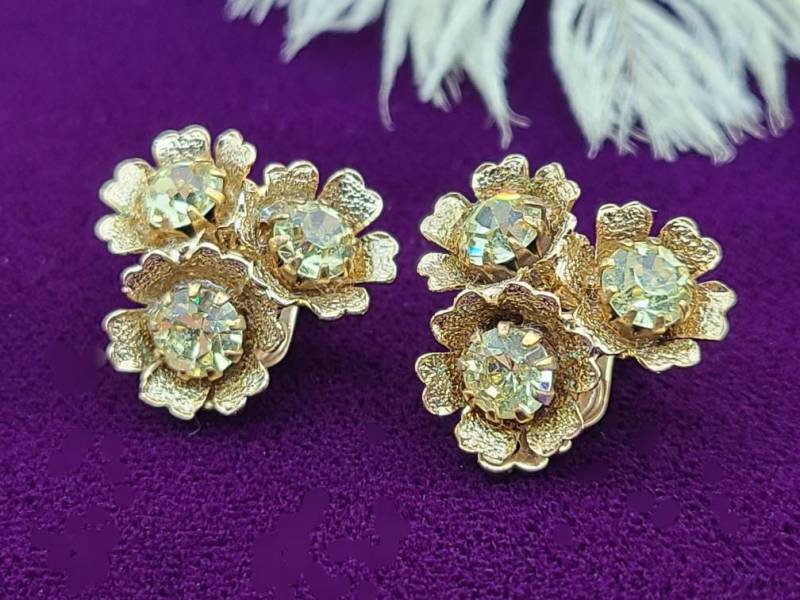 Wunderschöne Vintage Citrin Grün Gelb Klar Strass Blume Cluster Bouquet Goldfarbene Clip-On Ohrringe Unsigned von VintageVillageGems
