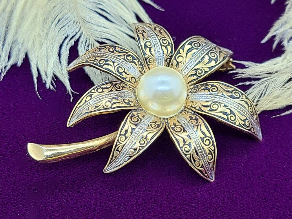 Wunderschöne Vintage Damaszener Perle Mitte Lilie Blume Mit Stiel Brosche Pin Gold-Ton Markiert Spanien von VintageVillageGems