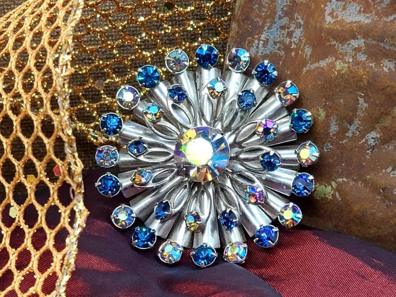 Wunderschöne Vintage Shades Of Blue Starburst Brosche in Silberfarbener Fassung Mit Aurora Borealis & Blauen Strasssteinen von VintageVillageGems