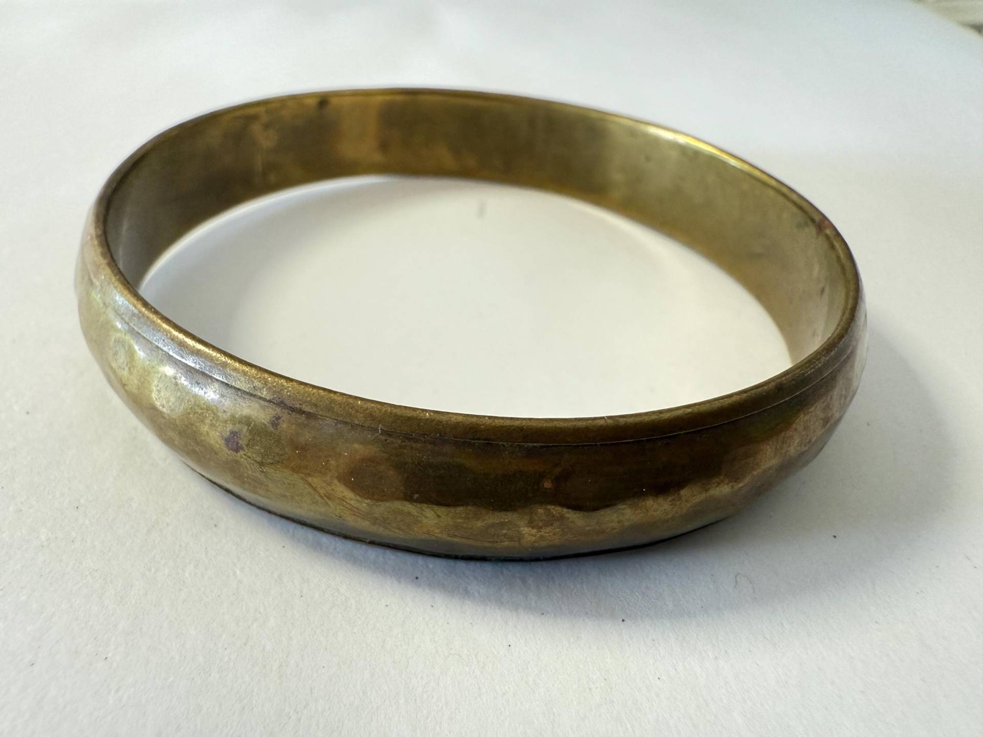 Vintage Breiter Armreif Aus Gehämmertem Messing von VintageVonPetra