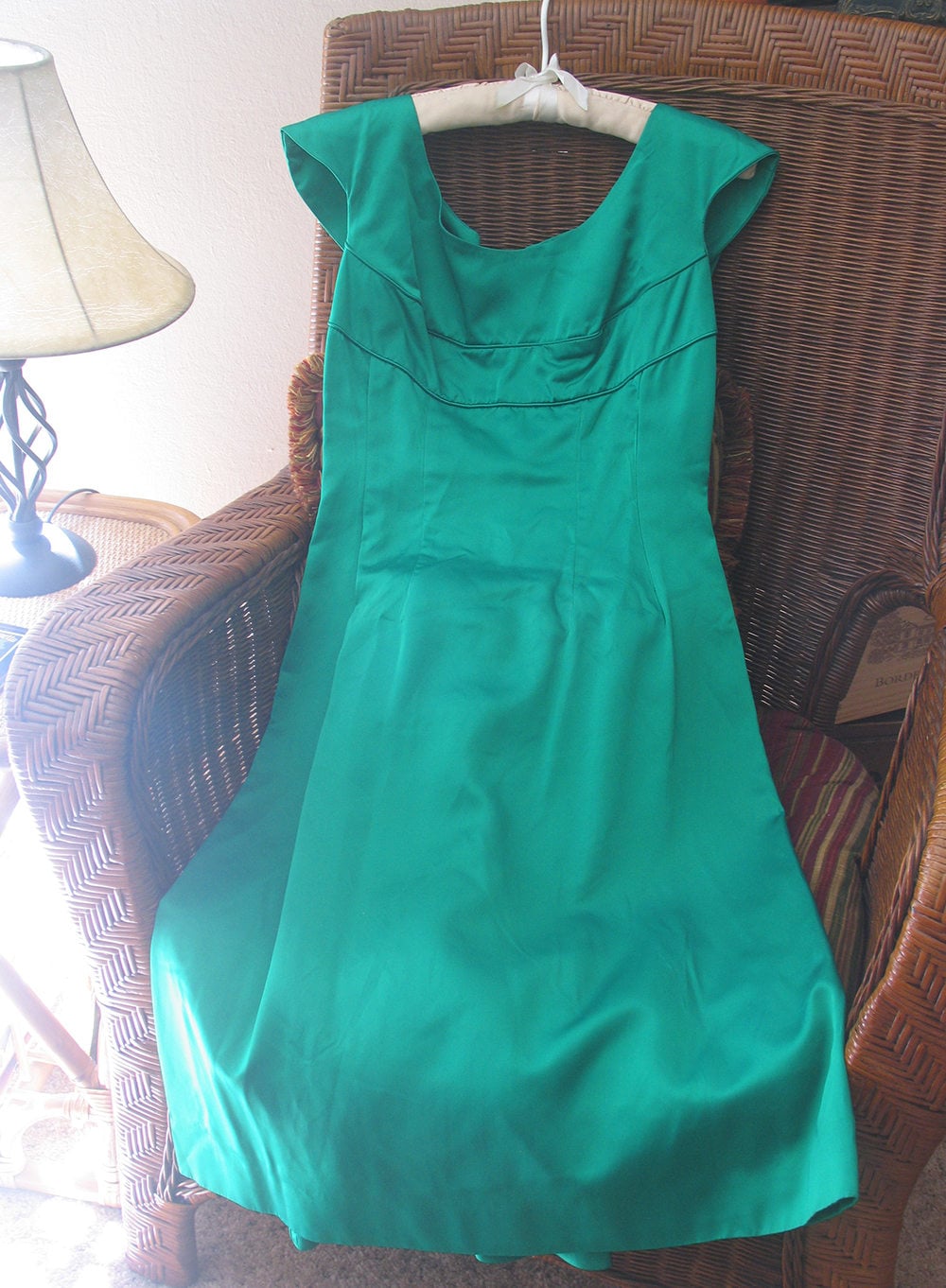 1950Er Jahre Grün Vintage Smaragd Grün Satin Cocktail Kleid, Formale Rundhalsausschnitt Ärmel Cocktail-Kleid von VintageVraiment