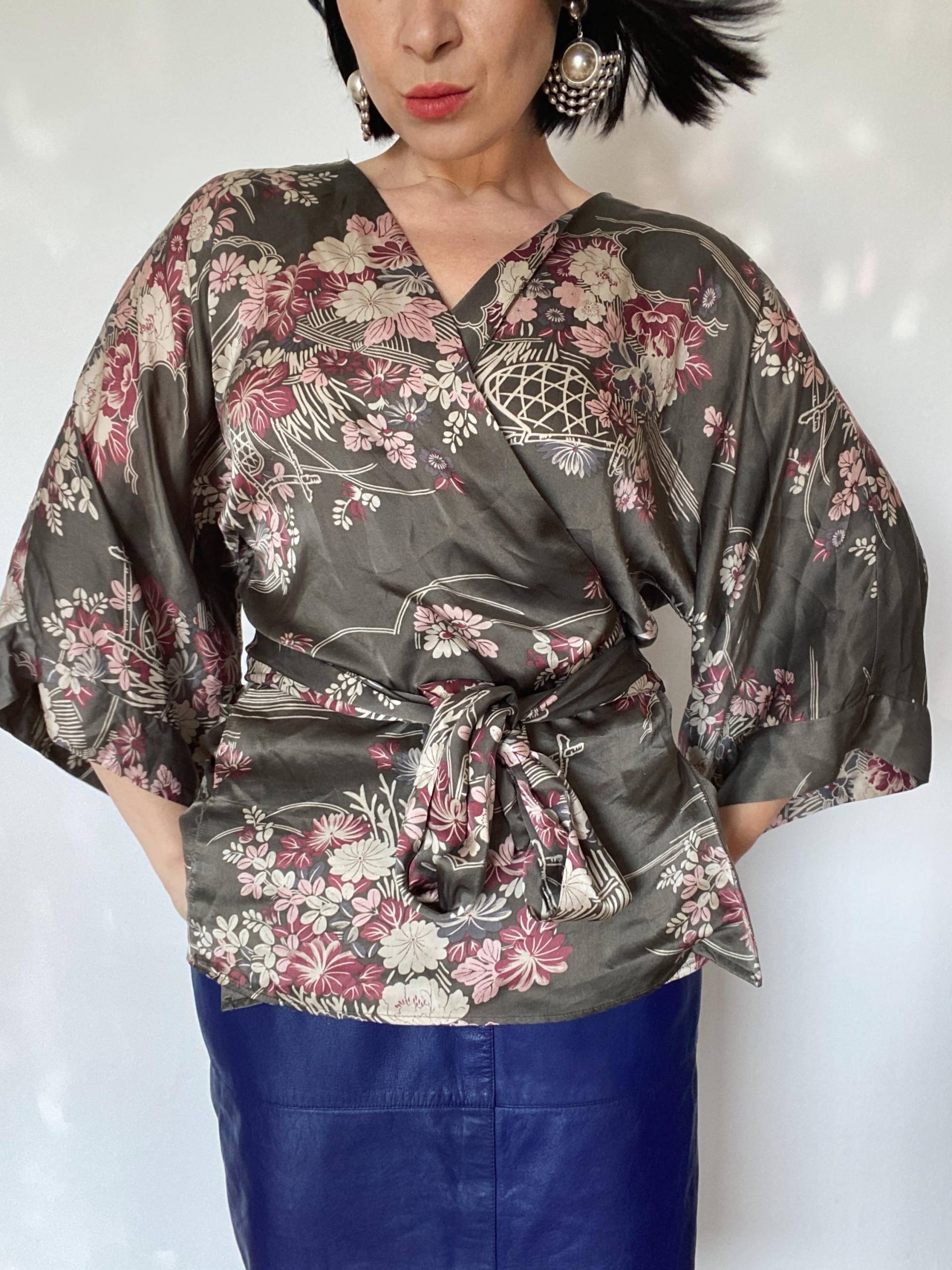 Vintage Wickelbluse Bluse Seidenbluse| Langarmbluse| 90Er Bluse| Oversize| Elegante 100% Seide| Sommerbluse| Flower Print Vintage Wickelbluse Bluse Seidenbluse| Langarmbluse| 90Er Bluse| Oversize| Elegante 100% Seide| Sommerbluse| Flower Print von VintageWarm