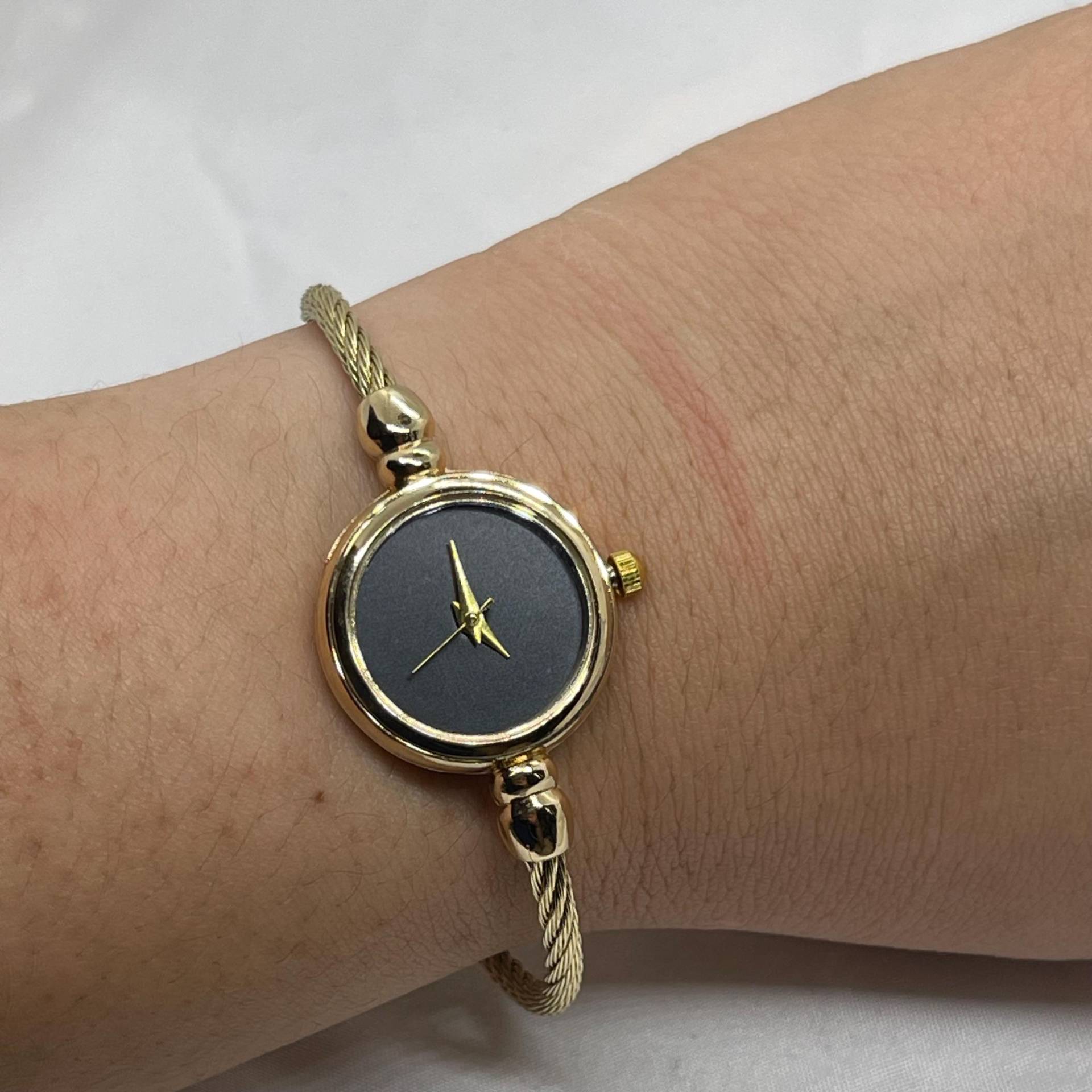 Neue Zierliche Goldene Damen-Armbanduhr von VintageWatchacallits