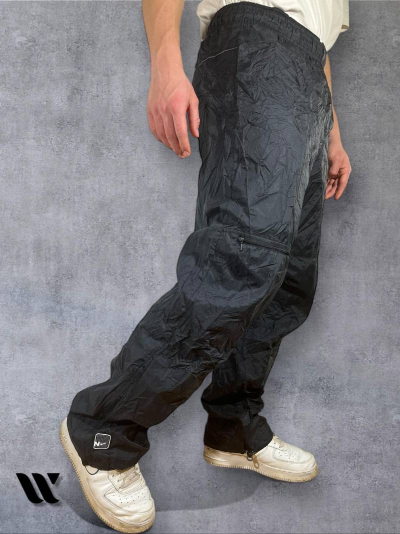 Vintage Nike Y2K Trackpants Baggy Fit Retro 90S Joggers Streetwear Athletic Sweatpants Hip Hop Sportswear Nylon Windbreaker Pants Vintage Nike Y2K Trackpants Baggy Fit Retro 90S Joggers Streetwear Athletic Sweatpants Hip Hop Sportswear Nylon Windbreaker Pants von VintageWhispersClo