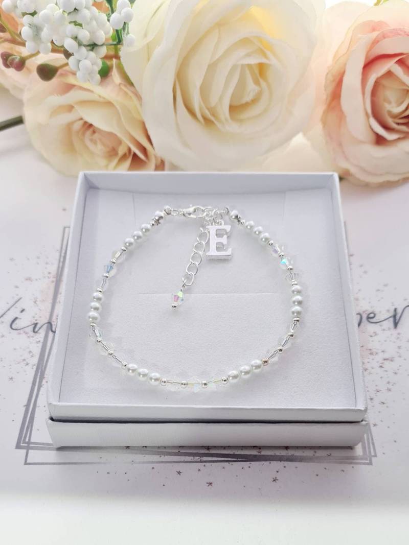 Zarte Weiße Perle Und Klare Kristall-Hochzeits-Armband Mit Anfangsbuchstaben-Charme-Perlenbesetztes Brautarmband-Geschenk-Brautjungfer-Braut von VintageWhispersGB