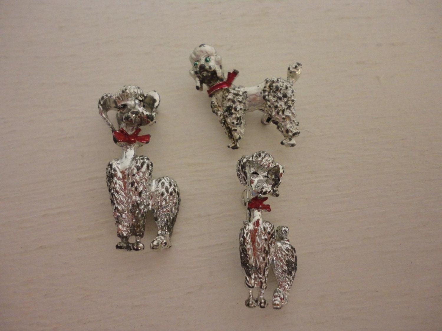 Lot Von 3 Vintage Silber Pudel Hund Mit Roten Schleife Pins Brosche von VintageWoofatorium