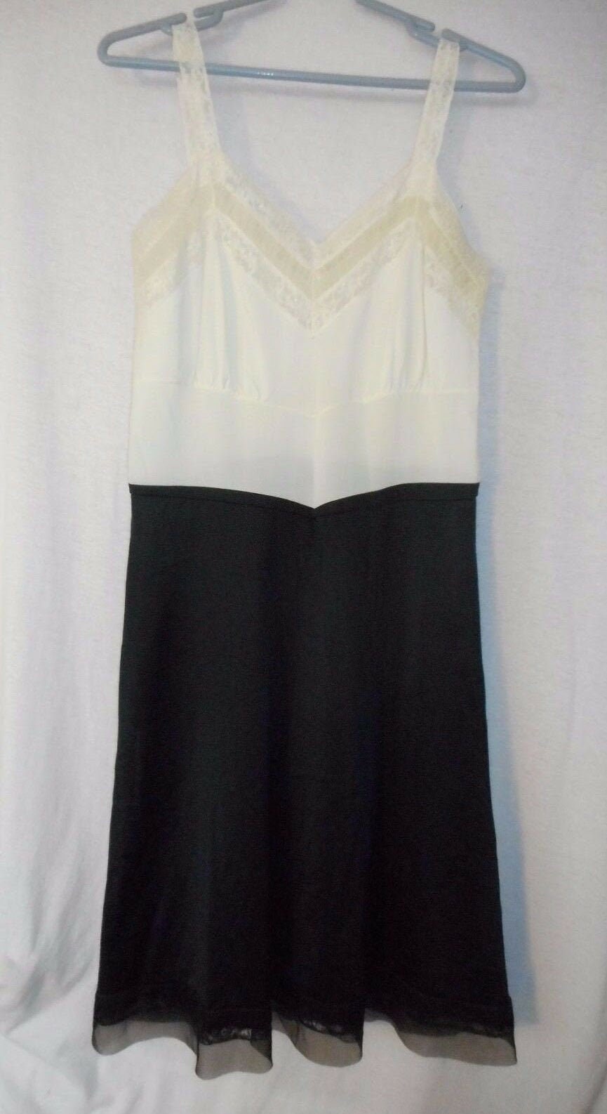 Vintage Nylon Weiß Schwarz Lacey Voller Länge Slip Größe 38 Von American Maid Vintage Nylon Weiß Schwarz Lacey Voller Länge Slip Größe 38 Von American Maid von VintageWoofatorium