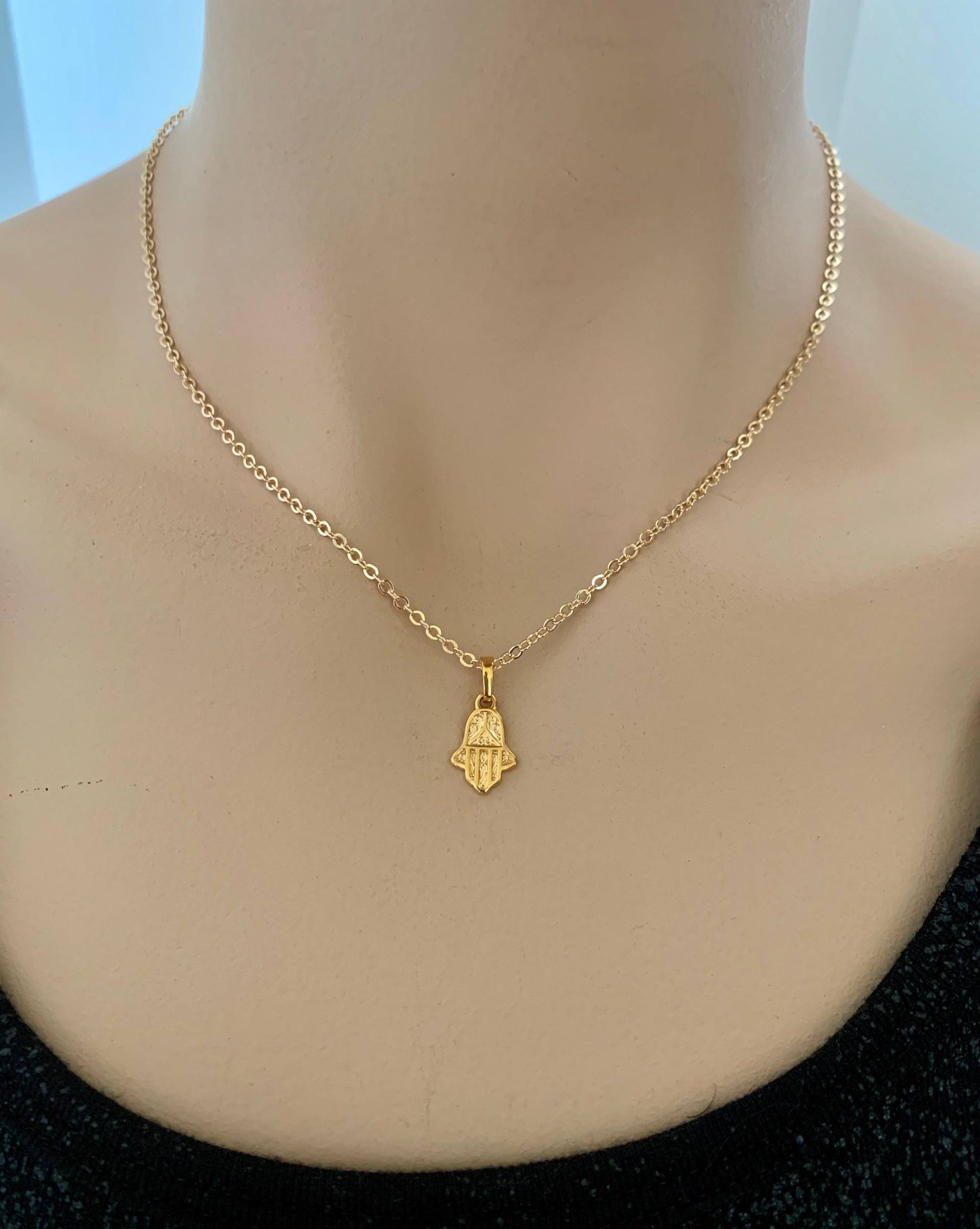 Zierliche Hamsa Hand Halskette Für Frauen, Gold 18K Tone Minimalist Tiny Anhänger, Schutz von VintageandGemJewelry