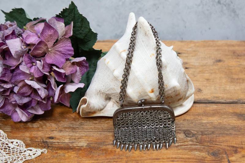 Antike Metall Netztasche Klein, Handtaschen-Größe, Verstellbarer Kettengriff, Art Deco Mode 1920Er Jahre Antike Metall Netztasche Klein, Handtaschen-Größe, Verstellbarer Kettengriff, Art Deco Mode 1920Er Jahre von VintageboxGB