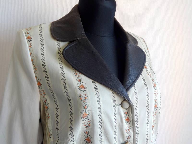 Vintage 80Er Jahre Blass Grau Floral Blazer Leder Kragen Und Tasche Trim Voller Futter Drindl Stil Damen Kleidung Gepolsterte Schultern M Größe von Vintageby2sisters