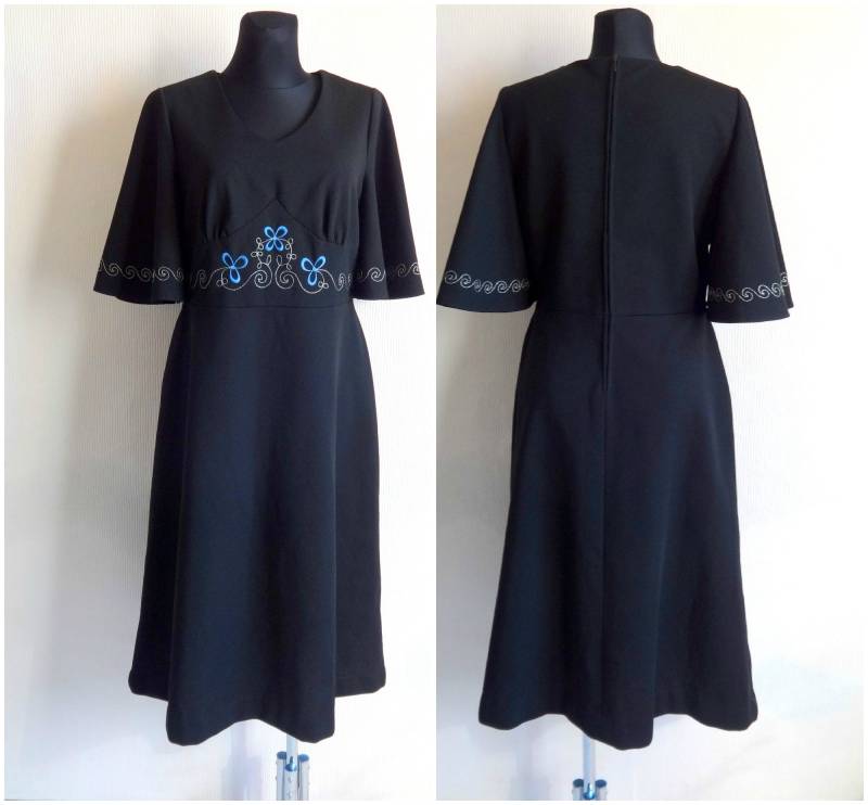 Vintage 80S Black & Blue Flowers Bestickt Mod Dress Midi Short Wide Sleeve Formal Kleidung 80Er Jahre Back Zipper Closure von Vintageby2sisters