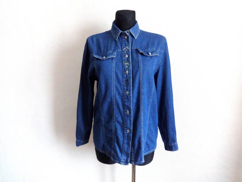 Vintage 90Er Jahre Dunkelblau Besticktes Jeanshemd Damen Drindl Style Shirt Buttons Down Größe S Jeansbluse von Vintageby2sisters