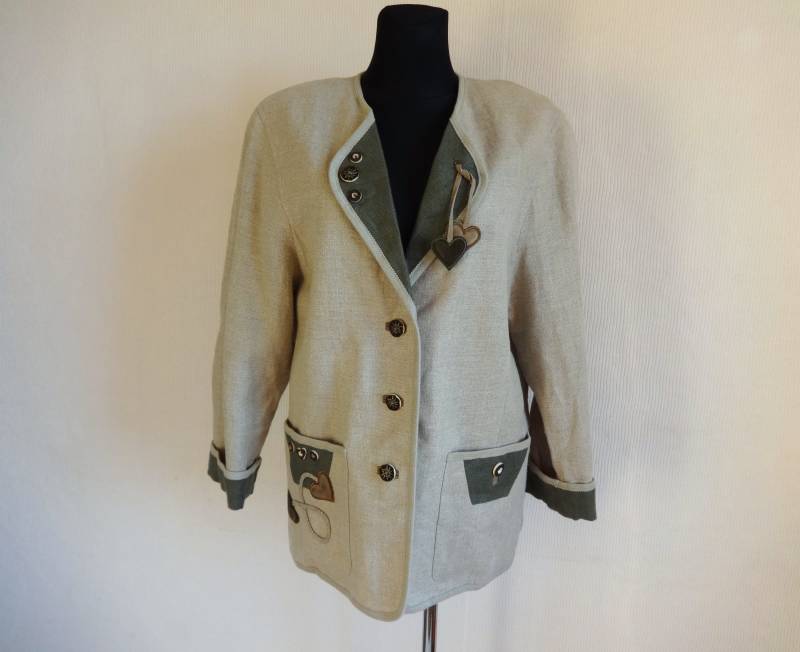 Vintage Austrian Linen Gray & Green Blazer Drindl Trachten Hearts Embellished Folk Style Jacket Women Es Flax Size 40 von Vintageby2sisters